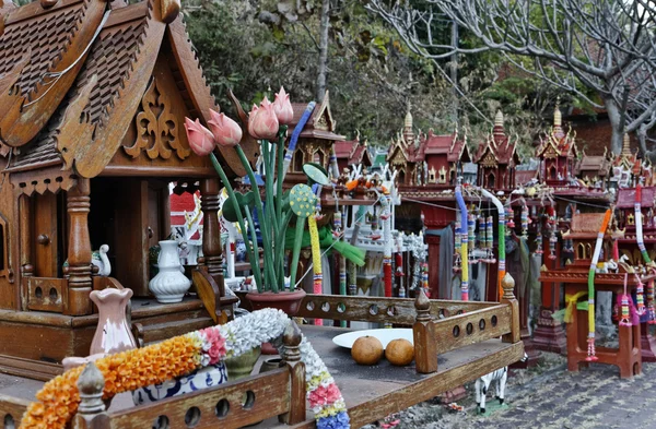 Tajlandia, ayutthaya, te wotywne miniaturowe świątynie pozostają w to święte miejsce przez tajski w pamięci swoich zmarłych krewnych — Zdjęcie stockowe