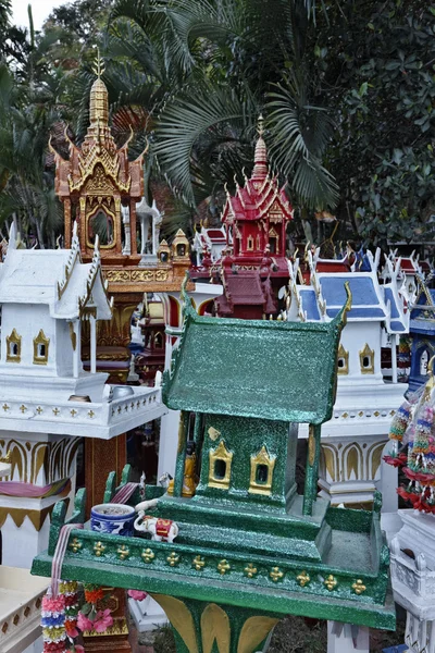 タイ、アユタヤ、寺院は神聖なこれで残っているこれらの奉納ミニチュアを置いてタイによって、死んだ親戚のメモリ — ストック写真