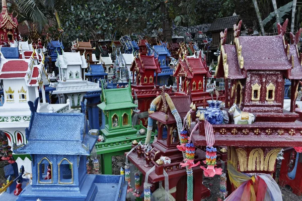 Таиланд, Аюттхая, эти обеты миниатюрные храмы оставлены в этом священном месте тайцами в память об их мертвых родственниках — стоковое фото