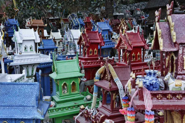Thaïlande, Ayutthaya, ces temples votifs miniatures sont laissés dans ce lieu sacré par les Thaïlandais en mémoire de leurs proches décédés — Photo