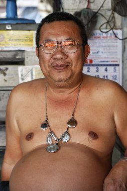 Tayland, bangkok, yerel bir pazarda bir Taylandlı adam portresi