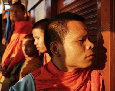 Tayland, bangkok, günbatımında chao phraya nehri geçerken bir teknede genç Budist rahipler