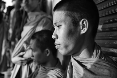 Tayland, bangkok, günbatımında chao phraya nehri geçerken bir teknede genç Budist rahipler