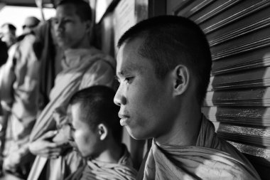 Tayland, bangkok, günbatımında chao phraya nehri geçerken bir teknede genç Budist rahipler