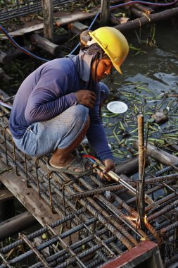 Tayland, bangkok, Tayland bir kaynakçı, chao phraya Nehri üzerinde bir köprü inşaat çalışma