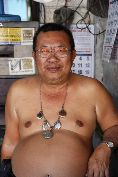 Tailândia, Bangkok, retrato de um tailandês em um mercado local — Fotografia de Stock