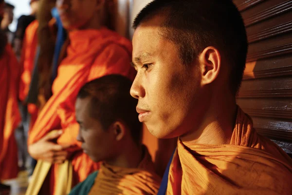 Tailândia, Bangkok, jovens monges budistas em um barco que atravessa o rio Chao Phraya ao pôr-do-sol — Fotografia de Stock