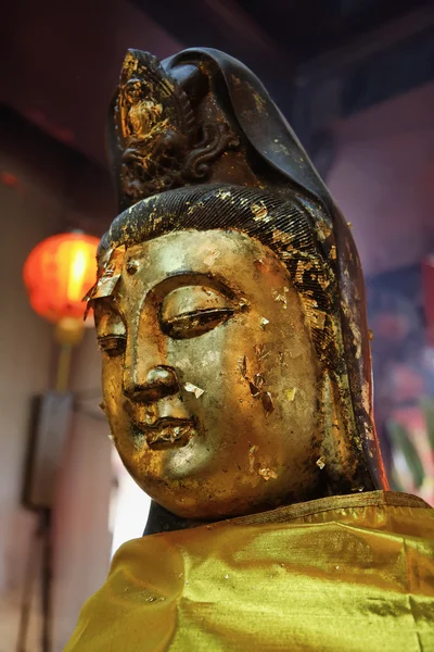Thailand, bangkok, oude gouden Boeddhabeeld in e boeddhistische tempel — Stockfoto