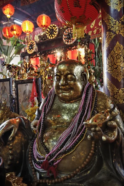 Thaiföld, Bangkok, régi arany Buddha szobor-e buddhista templomban — Stock Fotó