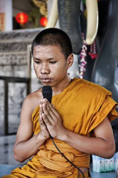 Tailandia. Bangkok, un joven monje budista está rezando en un templo budista — Foto de Stock