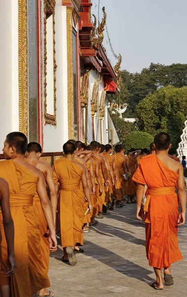 Thaiföld, Bangkok, fiatal buddhista szerzetesek egy buddhista templom — Stock Fotó