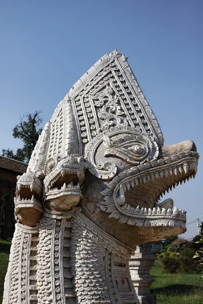 タイ, ランパーン県, pratartlampangluang 寺, 仏教寺院の入口に宗教彫像 — ストック写真