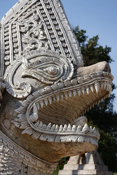 Таиланд, провинция Лампанг, храм Пратартлампанглуанг, религиозная статуя у входа в буддийский храм — стоковое фото