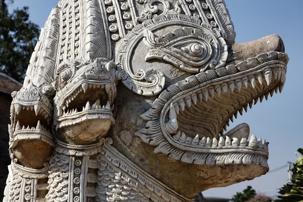 Thailand, lampang provincie, pratartlampangluang tempel, religieuze standbeeld aan de ingang van de boeddhistische tempel — Stockfoto
