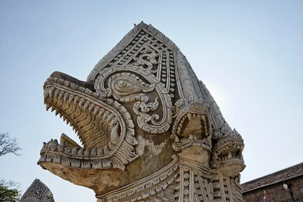 Thaiföld, Lampang tartomány, Pratartlampangluang templom, a vallási szobor a buddhista templom bejáratánál — Stock Fotó