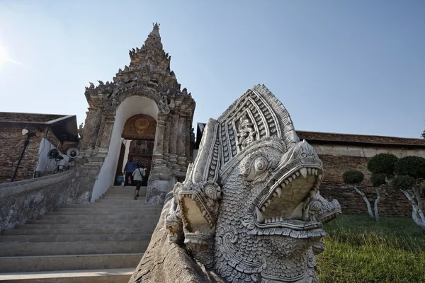 Tajlandia, lampang prowincji, Świątynia pratartlampangluang, religijny statua przy wejściu do świątyni buddyjskiej — Zdjęcie stockowe