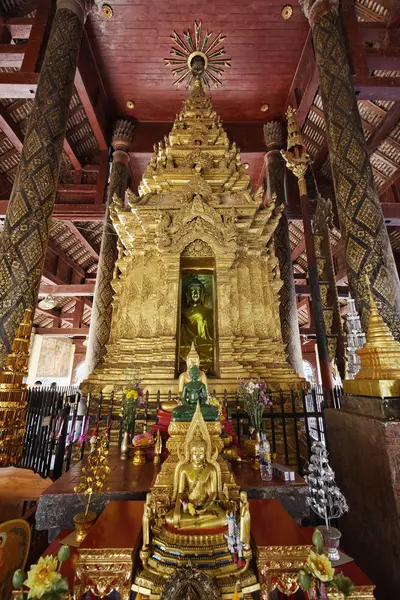 Thailand, lampang provincie, pratartlampangluang tempel, gouden Boeddhabeeld — Stockfoto