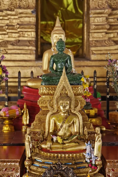 Thailand, Lampang Province, Pratartlampangluang Temple, golden Buddha statue — Stock Photo, Image