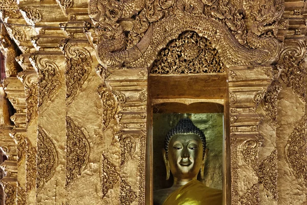 Thaiföld, Lampang tartomány, Pratartlampangluang templom, Buddha szobor — Stock Fotó