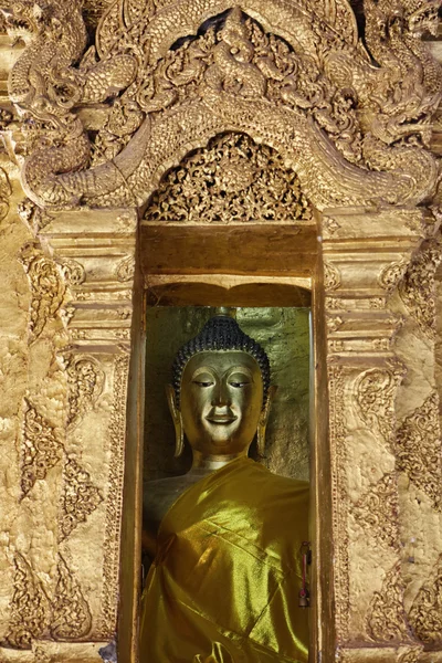 Thailand, Lampang Province, Pratartlampangluang Temple, Buddha statue — Stock Photo, Image