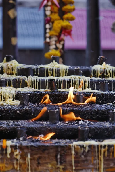 Thaiföld, Lampang tartomány, Pratartlampangluang templom, gyertya égett viasz — Stock Fotó
