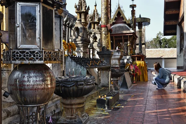 Thajsko lampang provincie, pratartlampangluang chrám, mladý thajská dívka se modlí — Stock fotografie