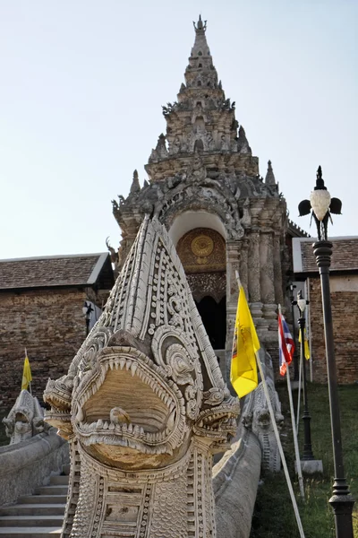 Thajsko, lampang provincie, pratartlampangluang chrám, náboženské sochy u vchodu buddhistický chrám — Stock fotografie