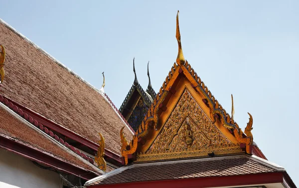 Thajsko, bangkok, císařské město, ozdoby na střeše buddhistický chrám — Stock fotografie