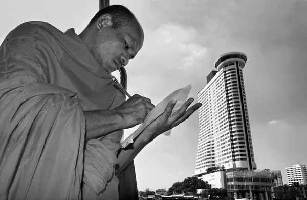 Thailand, bangkok, buddhistischer Mönch auf einem Boot, das den chao phraya Fluss überquert — Stockfoto