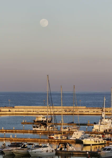 Italy, Siciiy, Mediterranean sea, Marina di Ragusa, view of luxury yachts in the marina at sunset — Stock Photo, Image