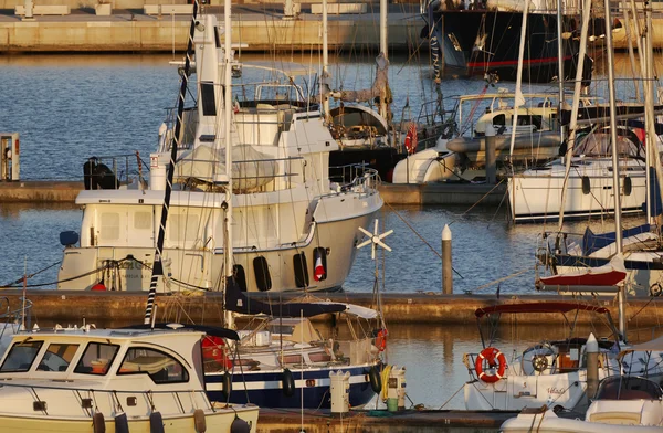 Italia, Sicilia, Mar Mediterráneo, Marina di Ragusa, vista de yates de lujo en el puerto deportivo al atardecer —  Fotos de Stock