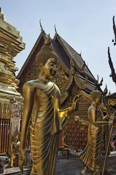 Thailandia, Chiangmai, statue di Buddha dorato a Prathat Doi Suthep tempio buddista — Foto Stock