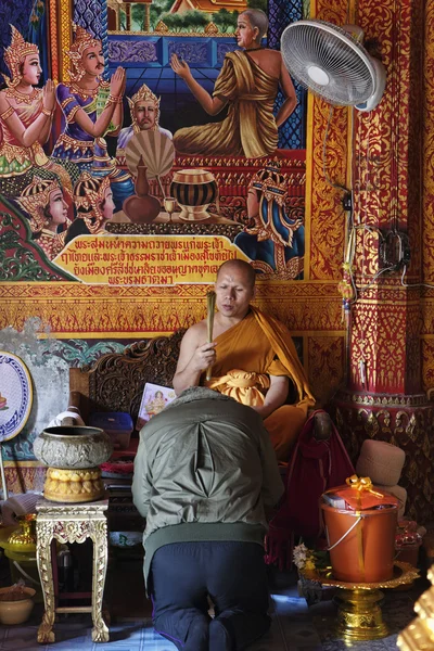 Thailand, Chiangmai, THai Buddhist monk in Prathat Doi Suthep Buddhist temple — Stock Photo, Image