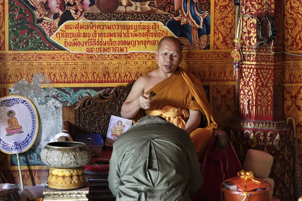 Таиланд, Чиангмай, тайский буддийский монах в буддийском храме Прата Дои Сутхэп — стоковое фото