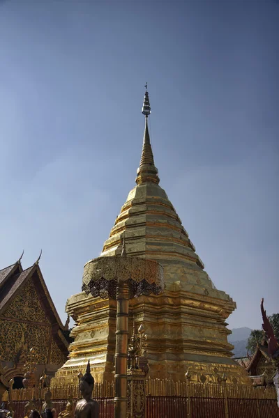 タイ、チェンマイ、prathat ドイステープ仏教寺院、黄金の小屋根 — ストック写真