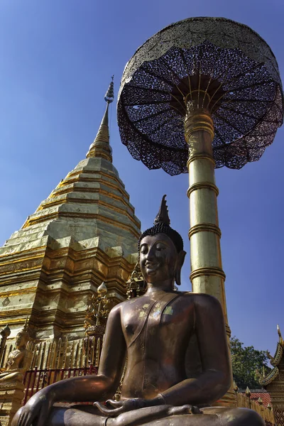 Thaiföld, Chiangmai, Prathat Doi Suthep buddhista templom, golden roof, és régi Buddha szobor — Stock Fotó