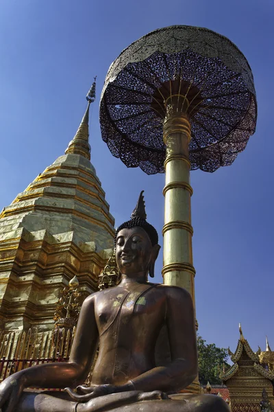 Thailandia, Chiangmai, Prathat Doi Suthep Tempio buddista, tetto dorato e vecchia statua di Buddha — Foto Stock