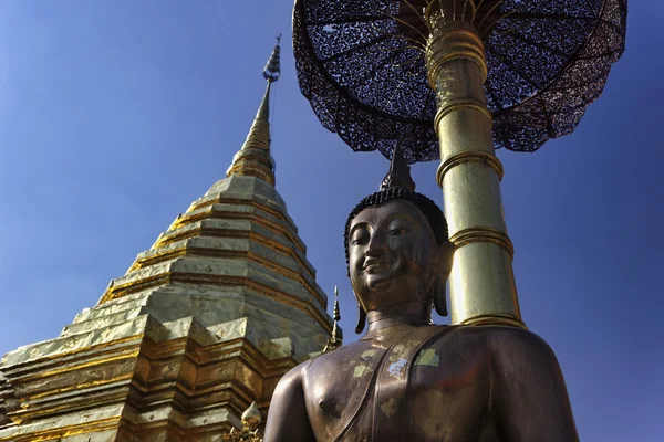 Thaiföld, Chiangmai, Prathat Doi Suthep buddhista templom, golden roof, és régi Buddha szobor — Stock Fotó