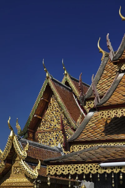 Tailandia, Chiangmai, Prathat Doi Suthep templo Buddhist, adornos en el techo del templo —  Fotos de Stock