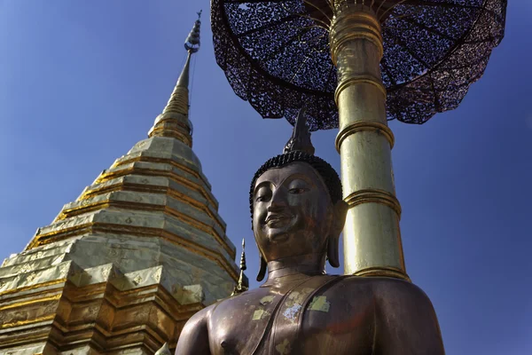 Thaïlande, Chiangmai, Prathat Temple bouddhiste Doi Suthep, toit doré et vieille statue de Bouddha — Photo