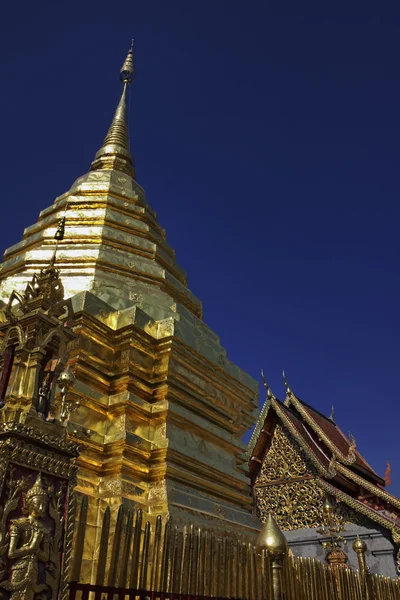 Thaiföld, Chiangmai, Prathat Doi Suthep buddhista templom, arany tető — Stock Fotó