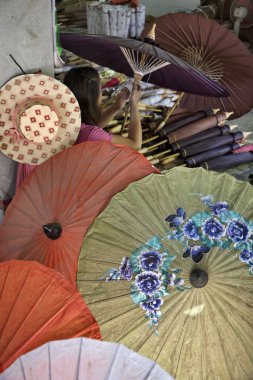 Tayland, chiang mai, Tayland bir sanatçı bir şemsiye şemsiye fabrikası dekorasyon