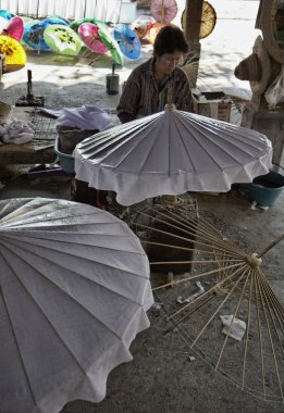 Tayland, chiang mai, Tayland bir kadın şemsiye şemsiye fabrikası dekorasyon