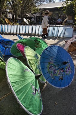 Tay şemsiye şemsiye fabrikası dışında güneşte kurutma Tayland, chiang mai, el boyalı