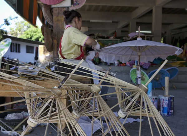Tailandia, Chiang Mai, una mujer tailandesa que decora un paraguas en una fábrica de paraguas — Foto de Stock