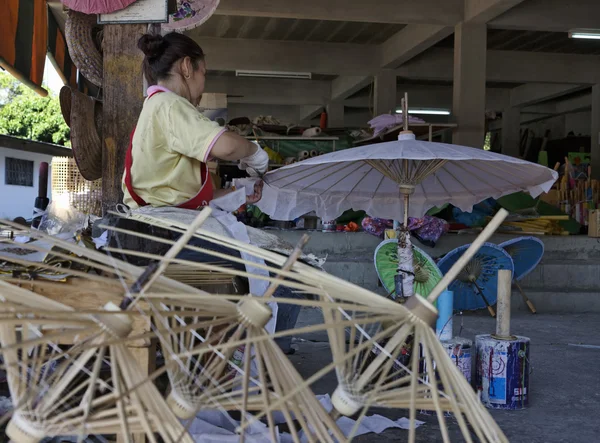 Thailanda, Chiang Mai, o femeie thailandeză care decorează o umbrelă într-o fabrică de umbrelă — Fotografie, imagine de stoc