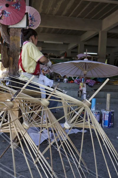 Таиланд, Чиангмай, тайская женщина, украшающая зонтик на зонтичной фабрике — стоковое фото