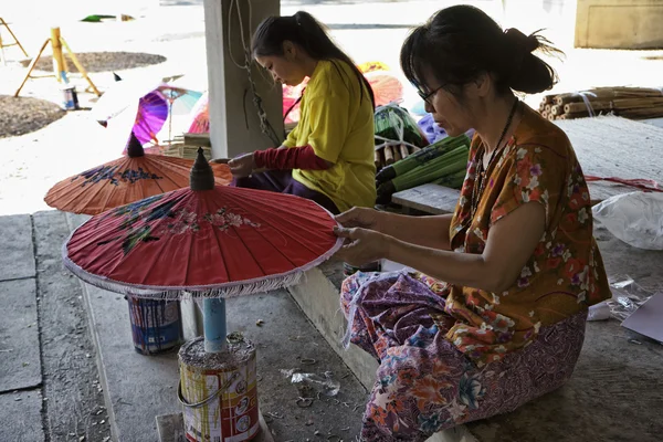 Tailandia, Chiang Mai, mujeres tailandesas decorando paraguas en una fábrica de paraguas —  Fotos de Stock