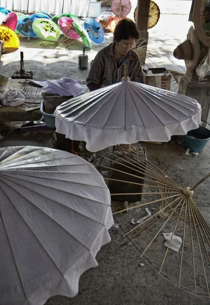 Thailand, Chiang Mai, a Thai woman decorating an umbrella in an umbrella factory — Stock Photo, Image