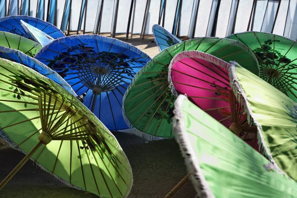 태국, 치앙마이, 손으로 그린된 타이어 우산 우산 공장 밖에 서 햇볕에 건조 — 스톡 사진